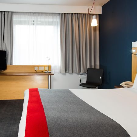 Holiday Inn Express Stevenage By Ihg Экстерьер фото