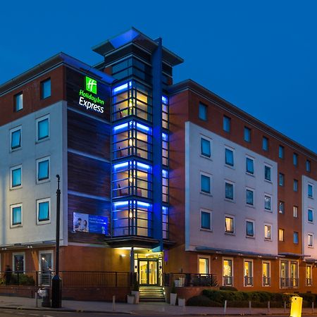 Holiday Inn Express Stevenage, An Ihg Hotel Экстерьер фото