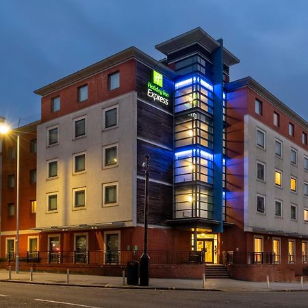 Holiday Inn Express Stevenage By Ihg Экстерьер фото