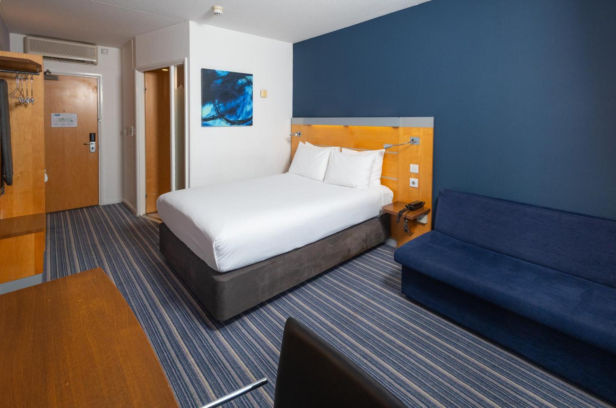 Holiday Inn Express Stevenage By Ihg Экстерьер фото