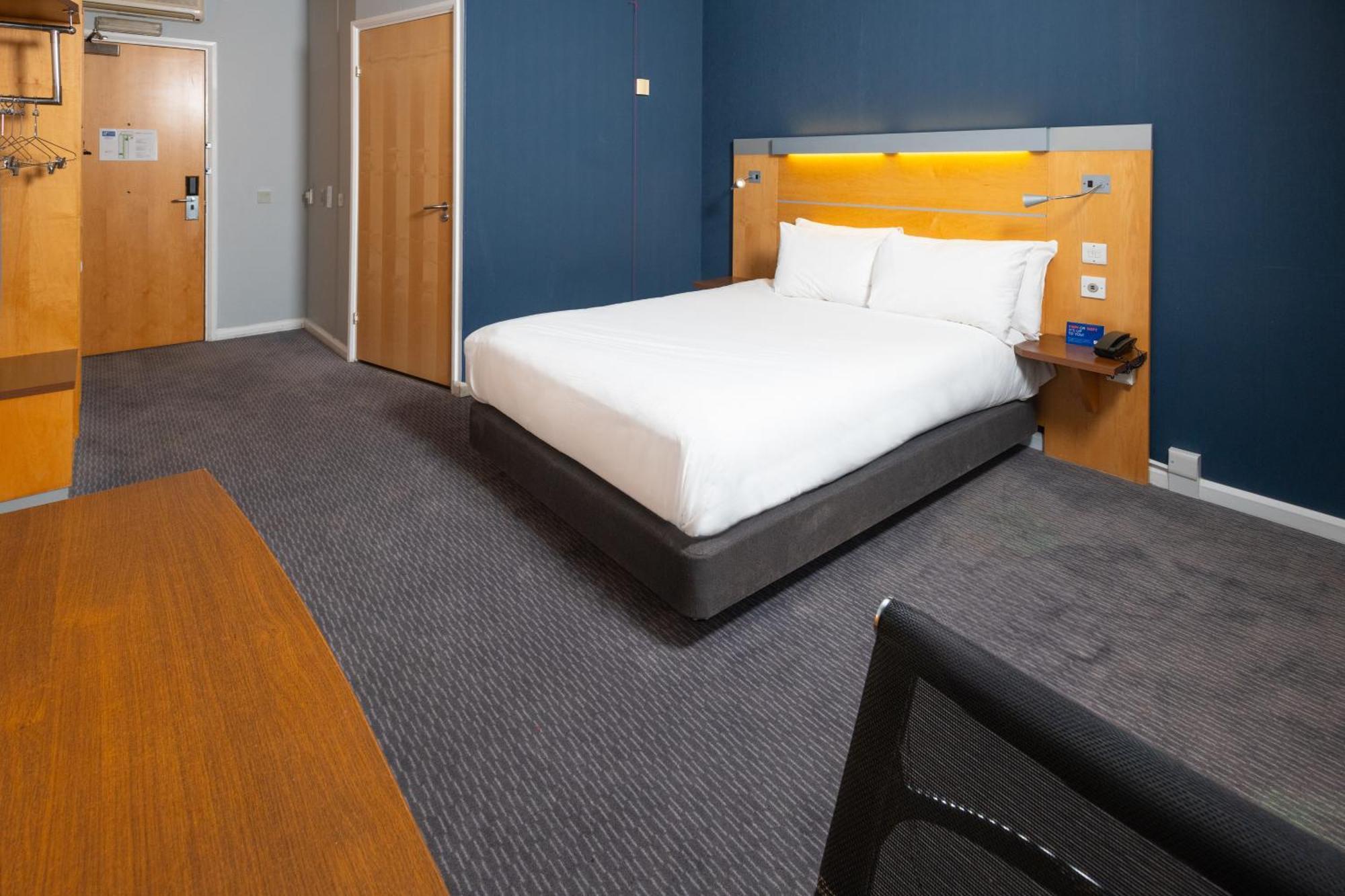 Holiday Inn Express Stevenage By Ihg Экстерьер фото