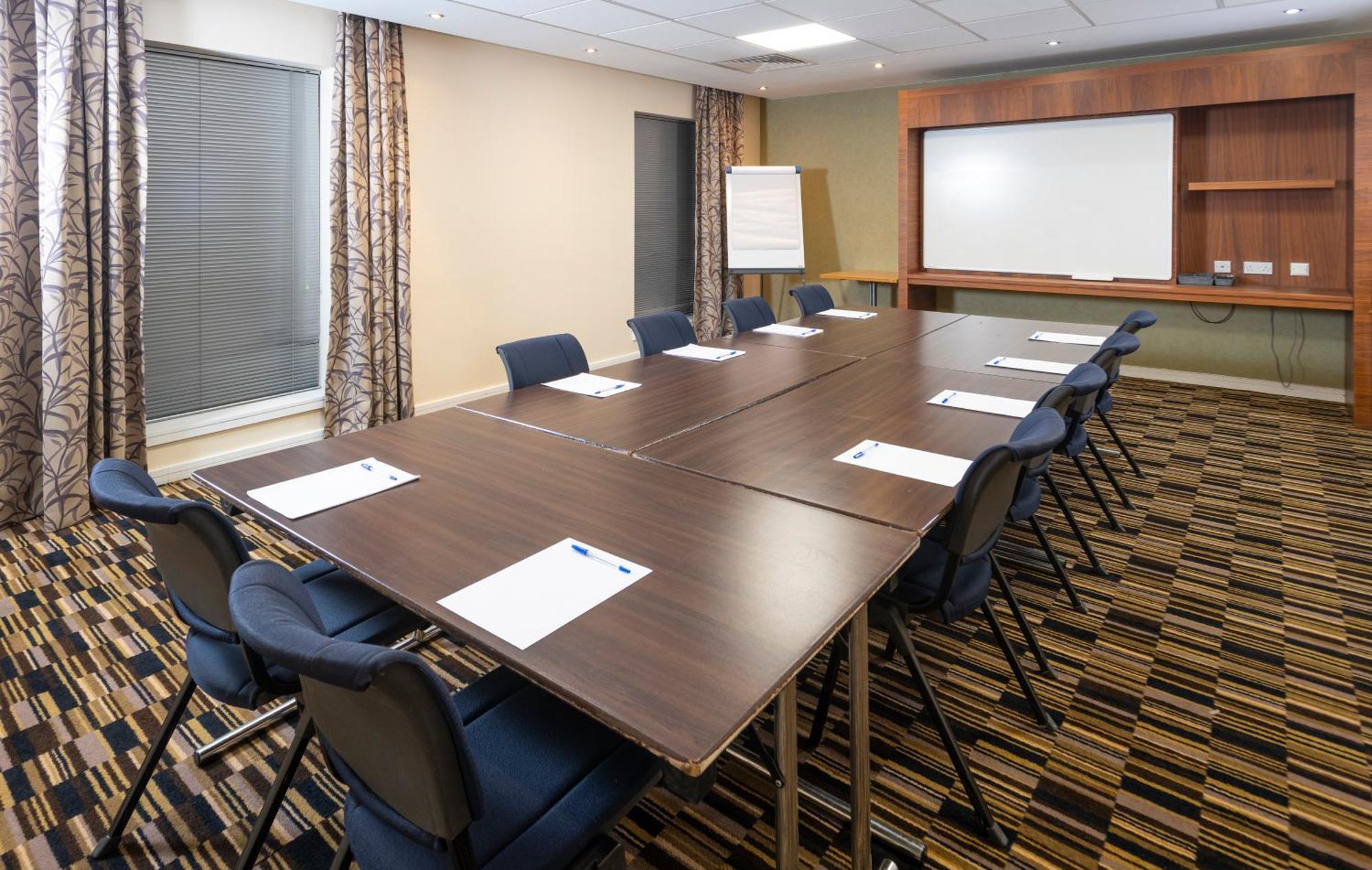 Holiday Inn Express Stevenage By Ihg Экстерьер фото