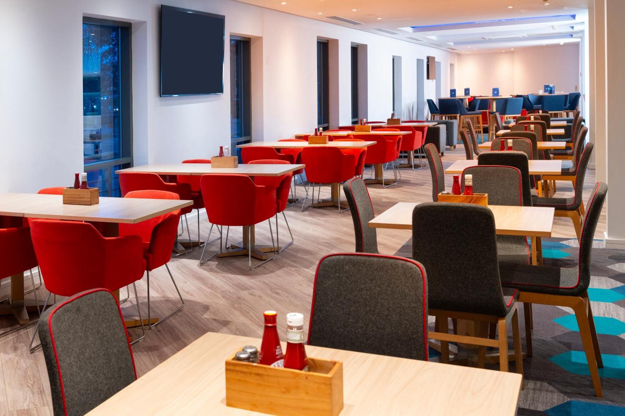 Holiday Inn Express Stevenage By Ihg Экстерьер фото
