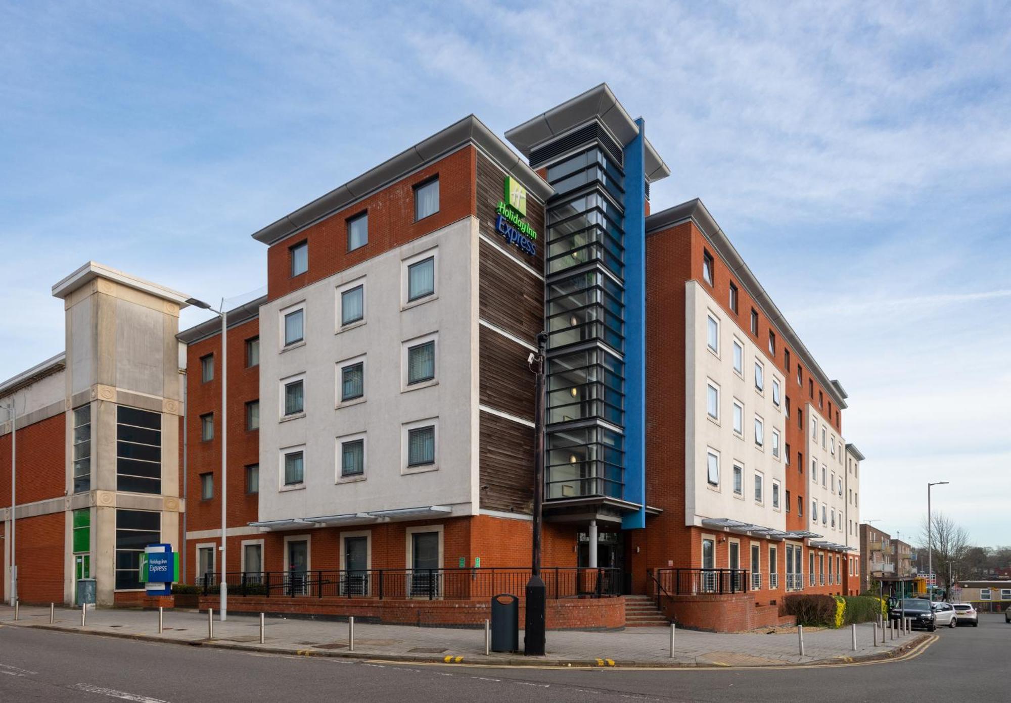 Holiday Inn Express Stevenage By Ihg Экстерьер фото
