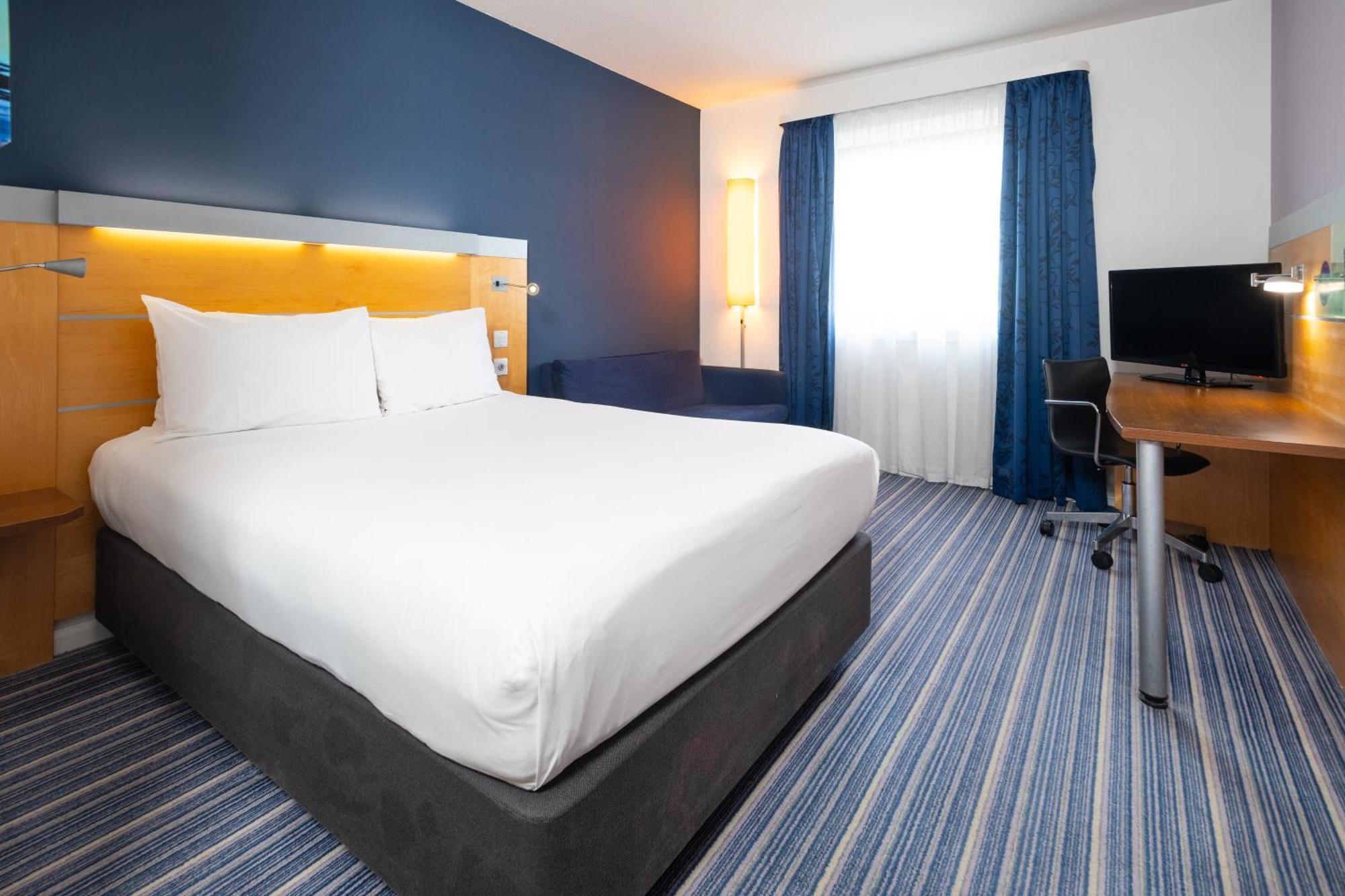 Holiday Inn Express Stevenage By Ihg Экстерьер фото