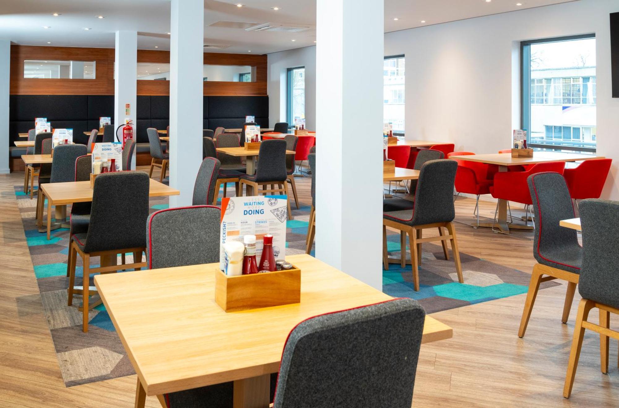 Holiday Inn Express Stevenage By Ihg Экстерьер фото