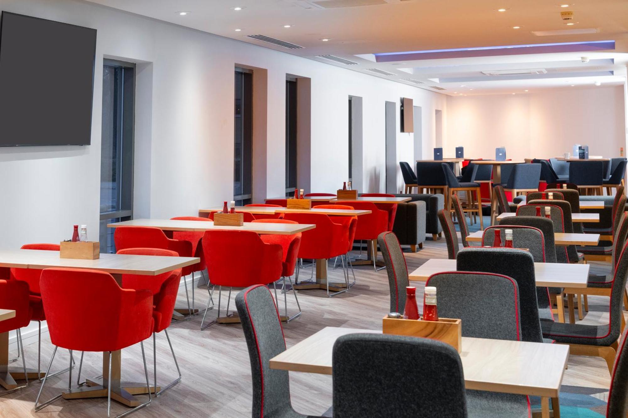 Holiday Inn Express Stevenage By Ihg Экстерьер фото
