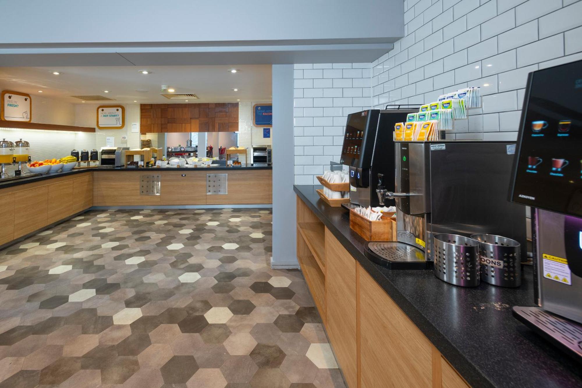 Holiday Inn Express Stevenage By Ihg Экстерьер фото