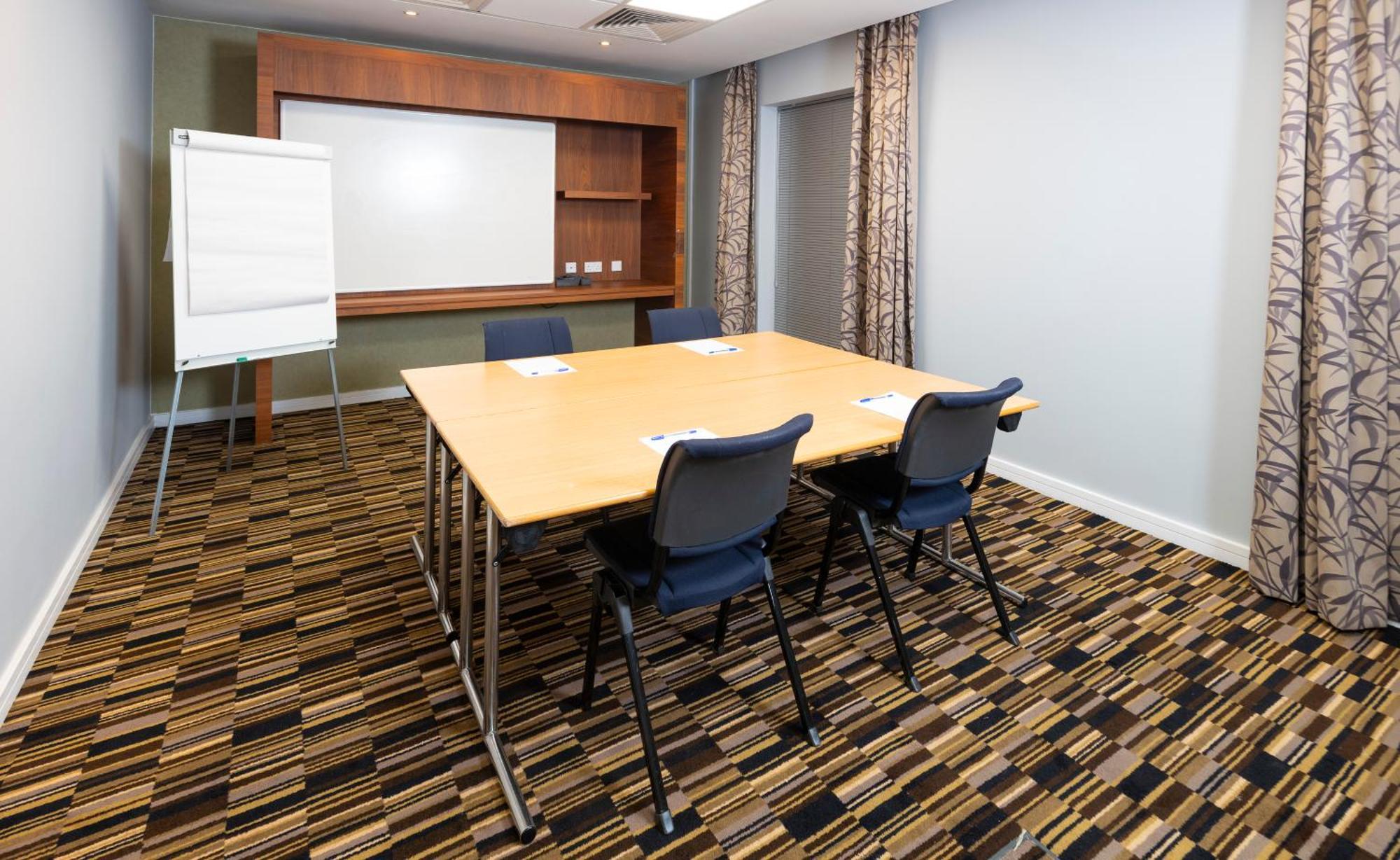 Holiday Inn Express Stevenage By Ihg Экстерьер фото