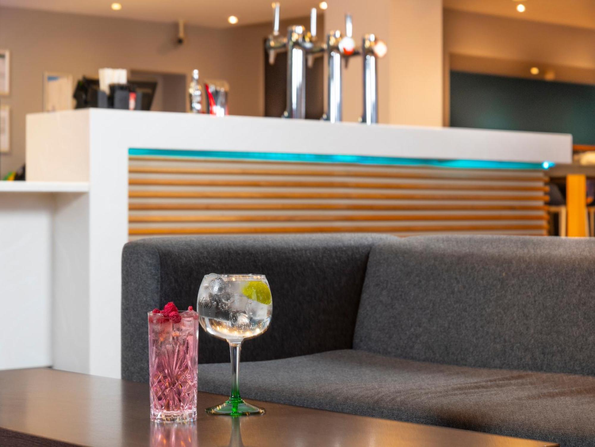 Holiday Inn Express Stevenage By Ihg Экстерьер фото