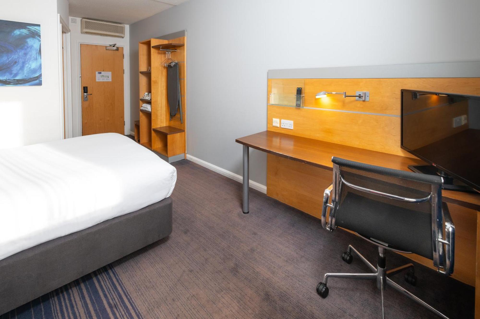 Holiday Inn Express Stevenage By Ihg Экстерьер фото
