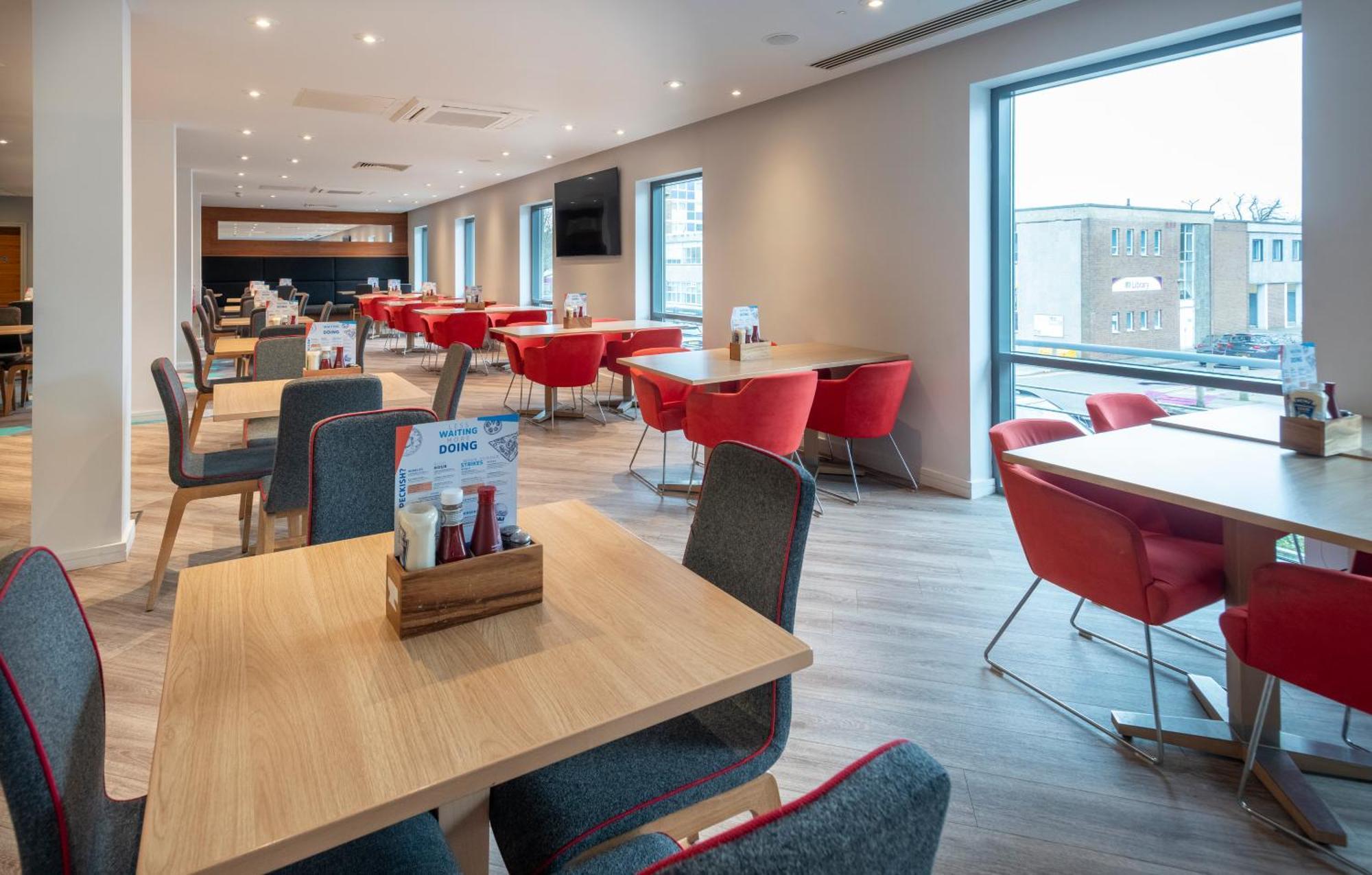 Holiday Inn Express Stevenage By Ihg Экстерьер фото