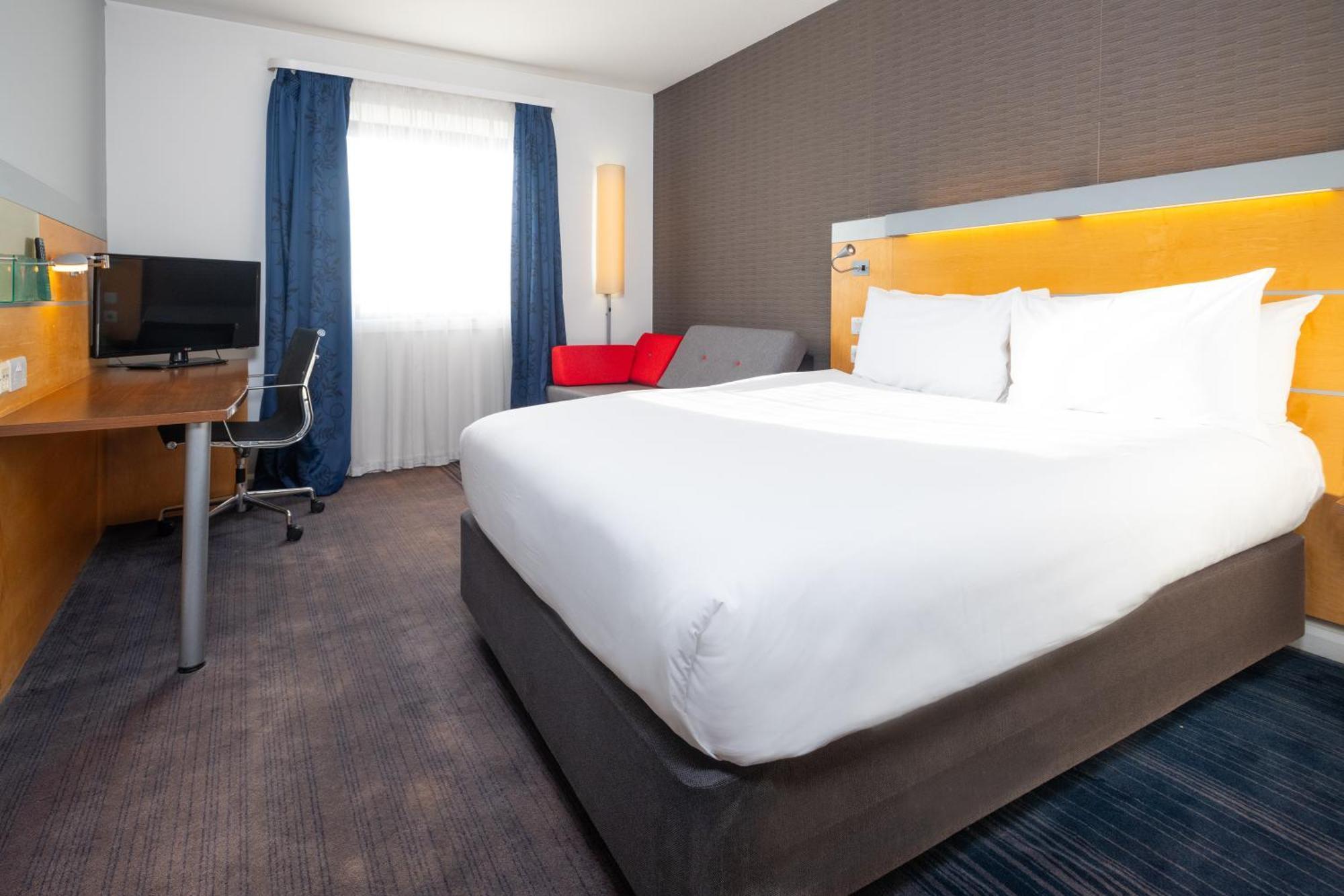 Holiday Inn Express Stevenage By Ihg Экстерьер фото