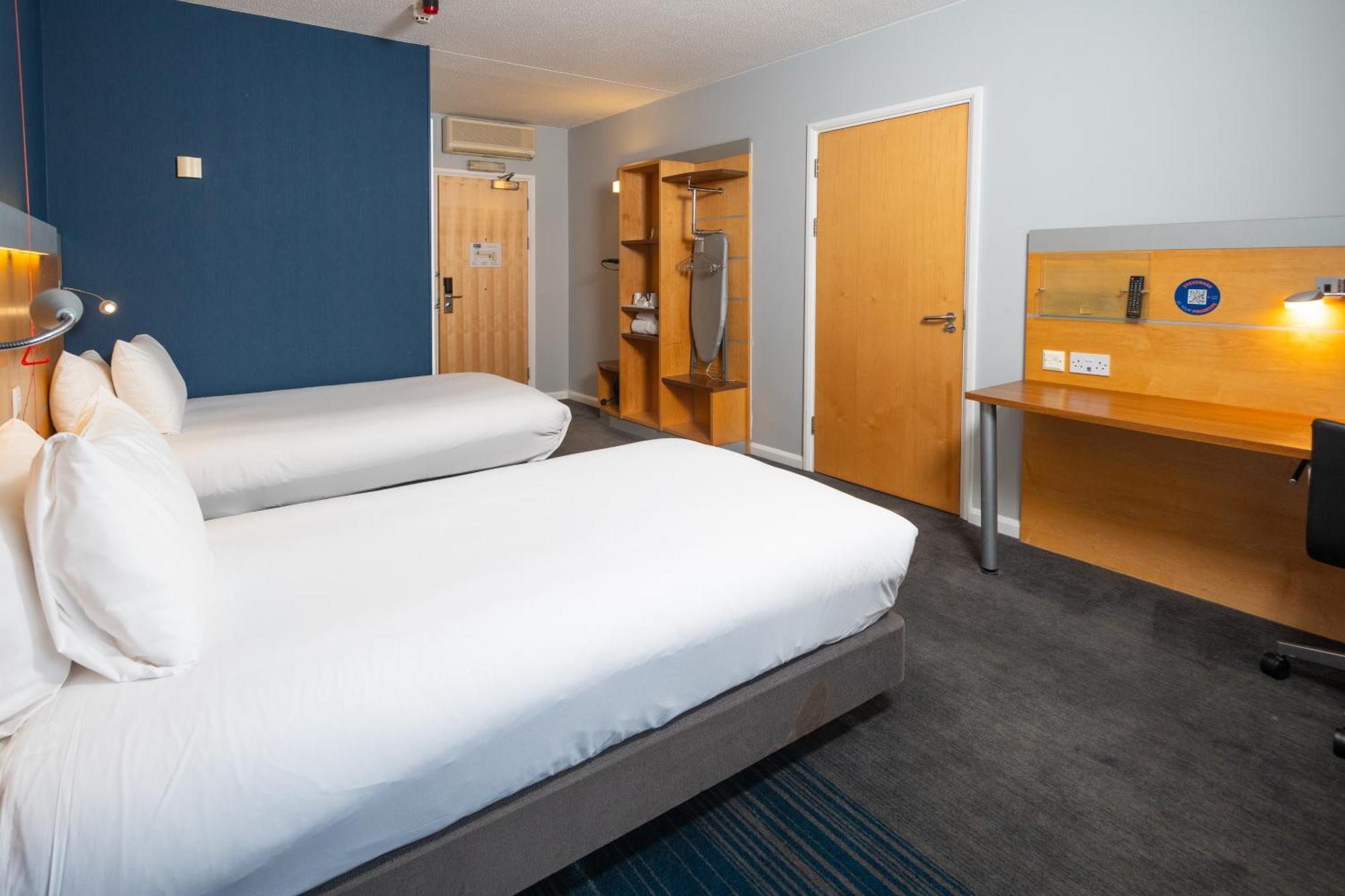 Holiday Inn Express Stevenage By Ihg Экстерьер фото