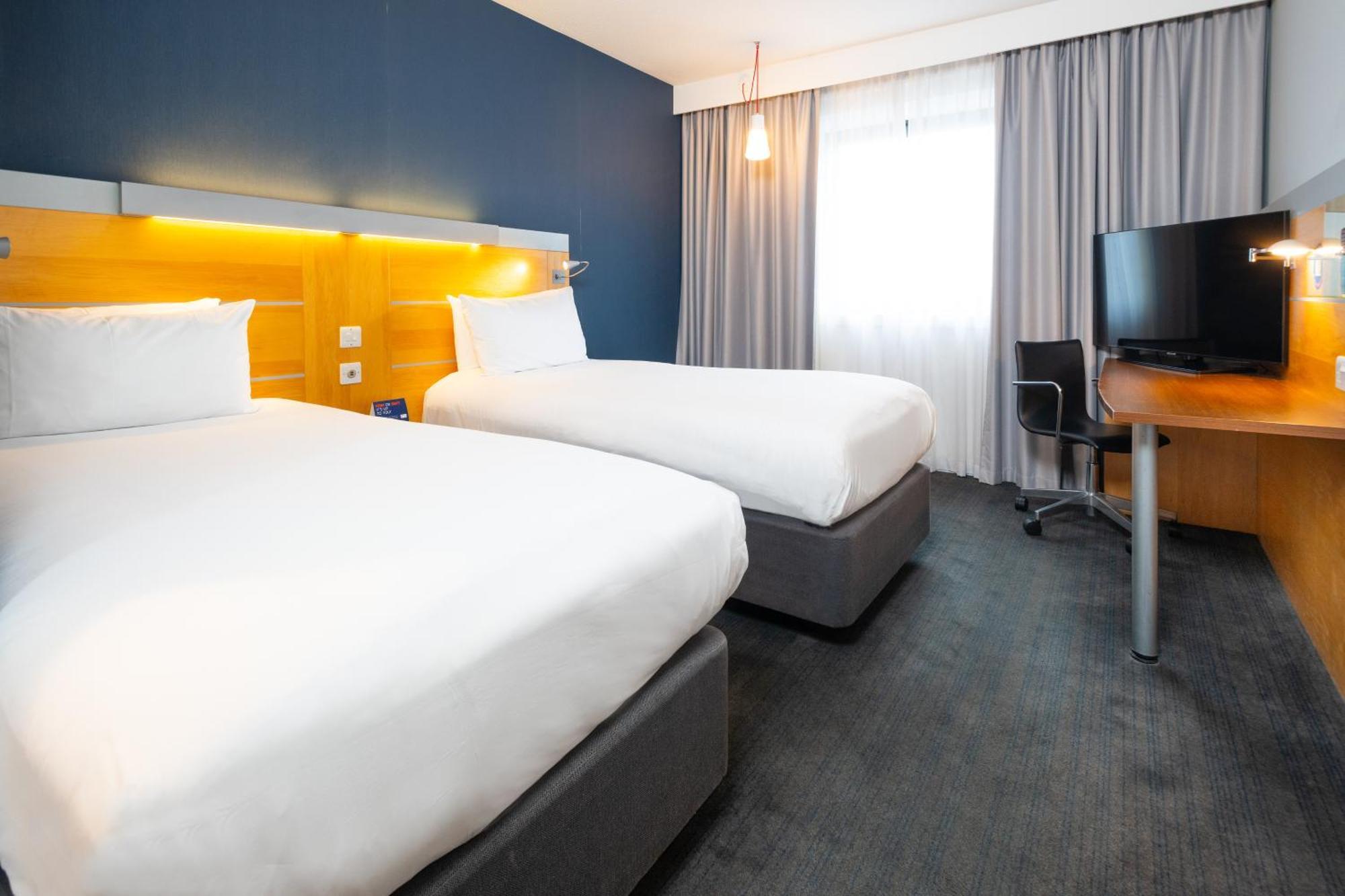 Holiday Inn Express Stevenage By Ihg Экстерьер фото