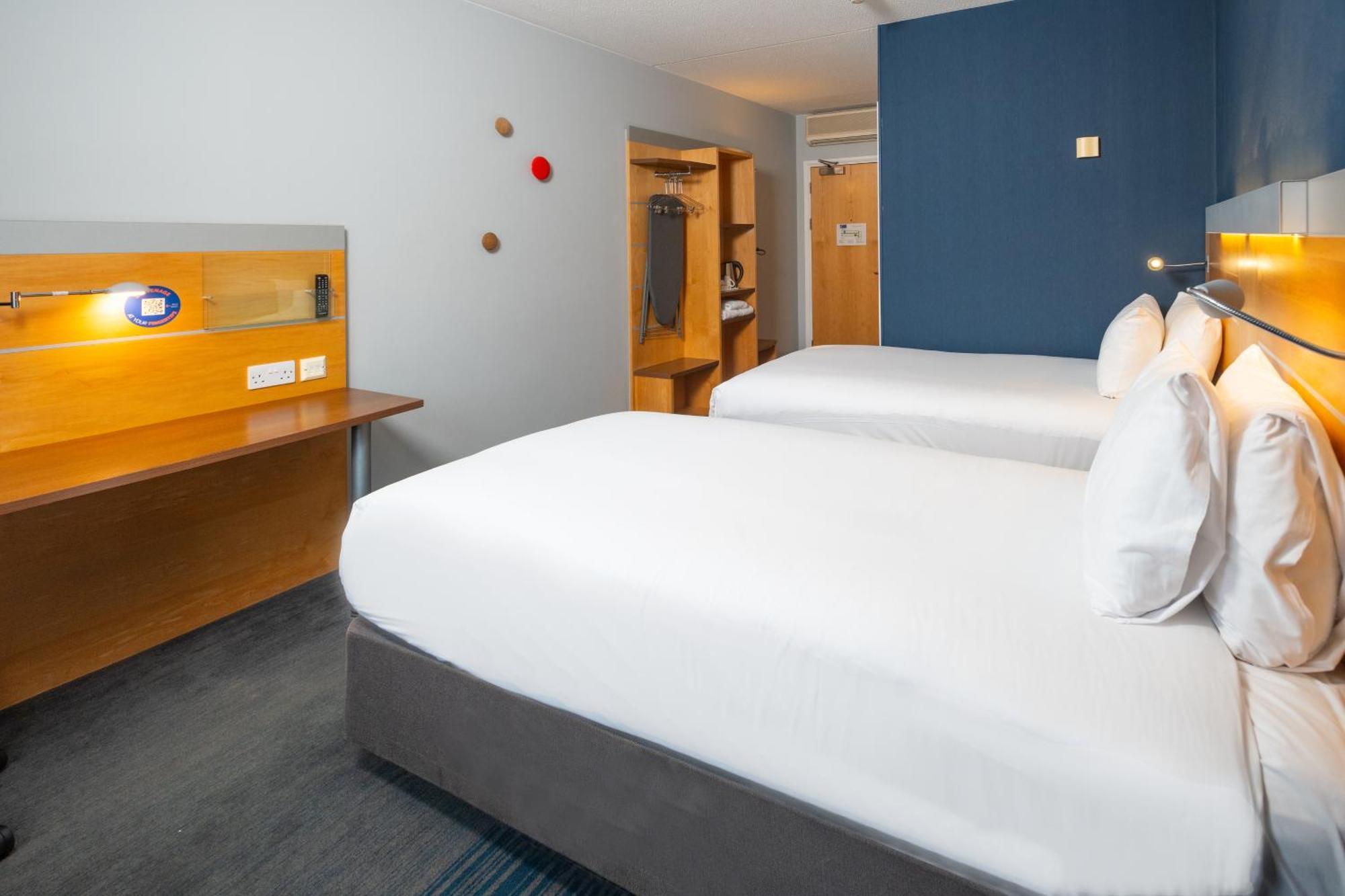 Holiday Inn Express Stevenage By Ihg Экстерьер фото