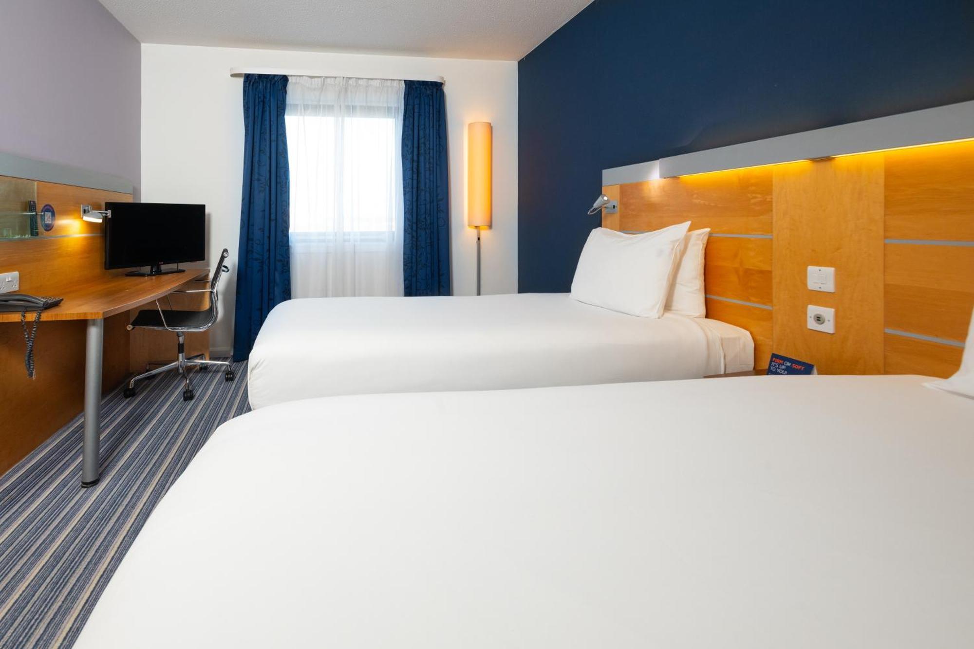 Holiday Inn Express Stevenage By Ihg Экстерьер фото