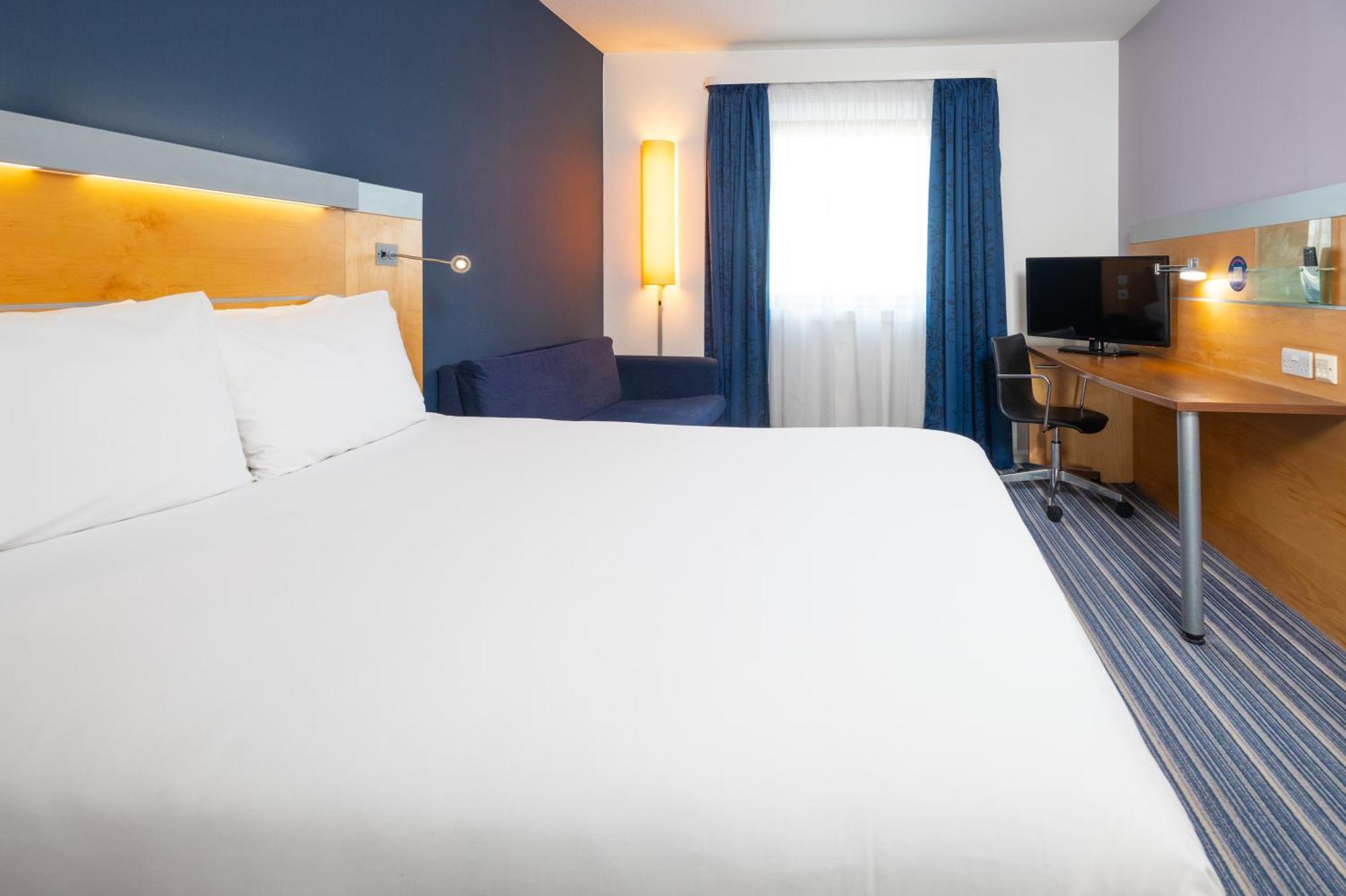 Holiday Inn Express Stevenage By Ihg Экстерьер фото
