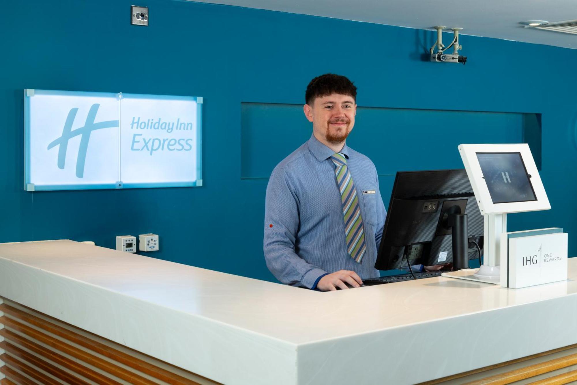 Holiday Inn Express Stevenage By Ihg Экстерьер фото