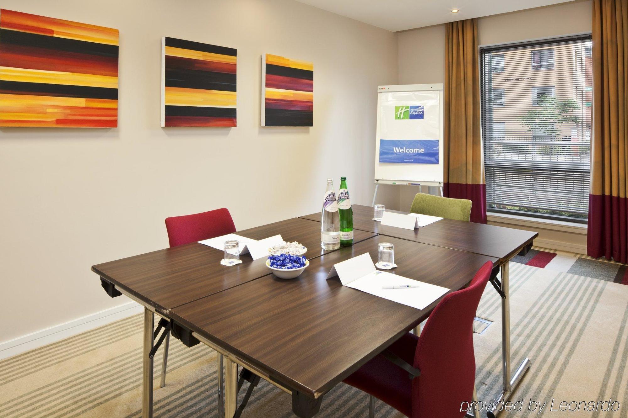 Holiday Inn Express Stevenage, An Ihg Hotel Удобства фото