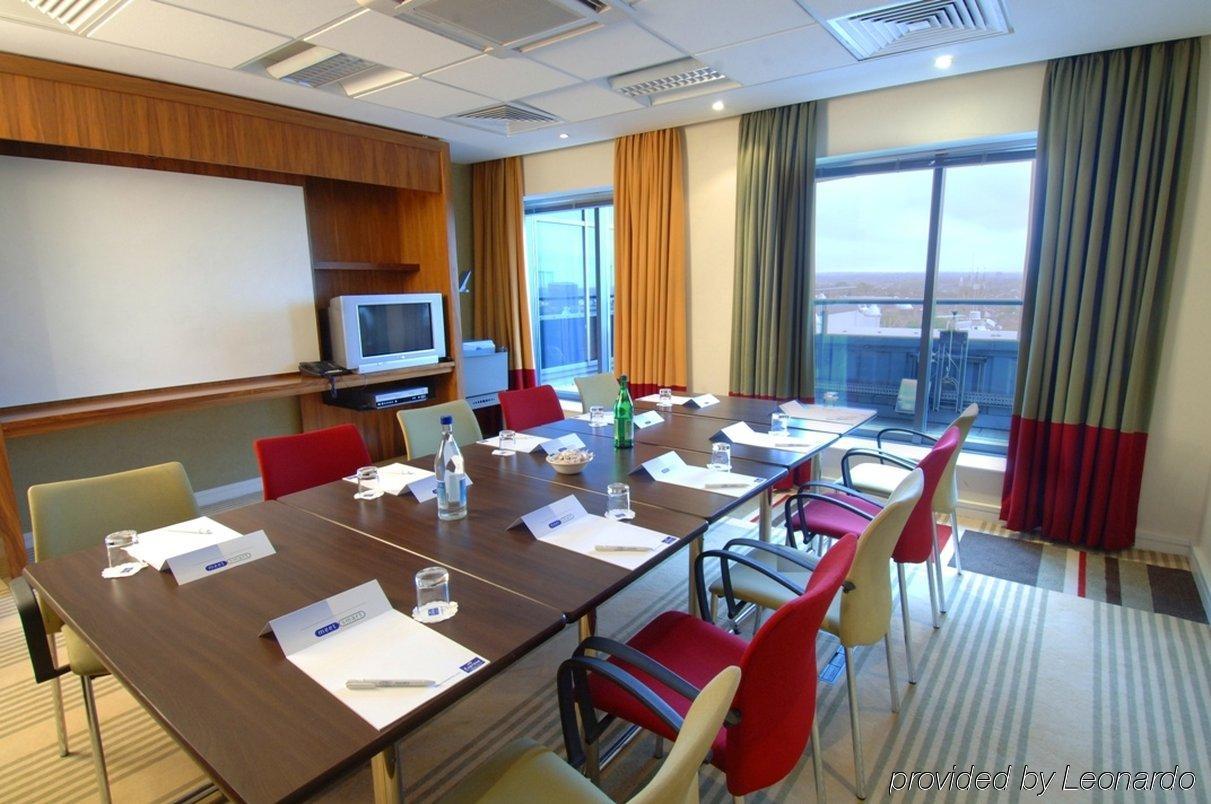 Holiday Inn Express Stevenage, An Ihg Hotel Экстерьер фото