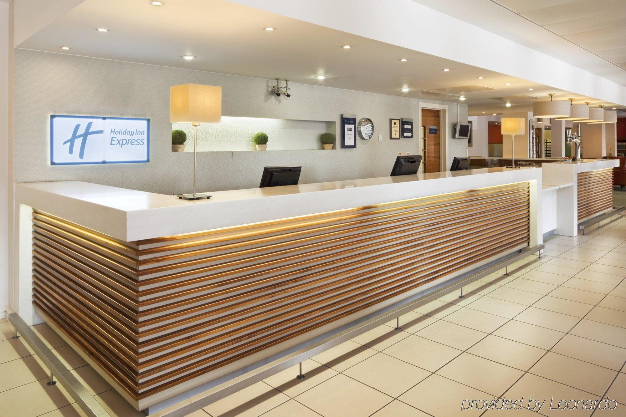 Holiday Inn Express Stevenage By Ihg Интерьер фото