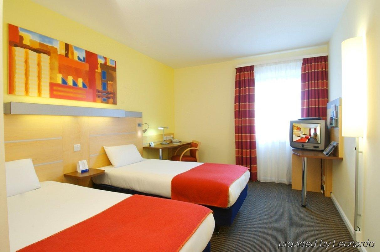 Holiday Inn Express Stevenage By Ihg Экстерьер фото