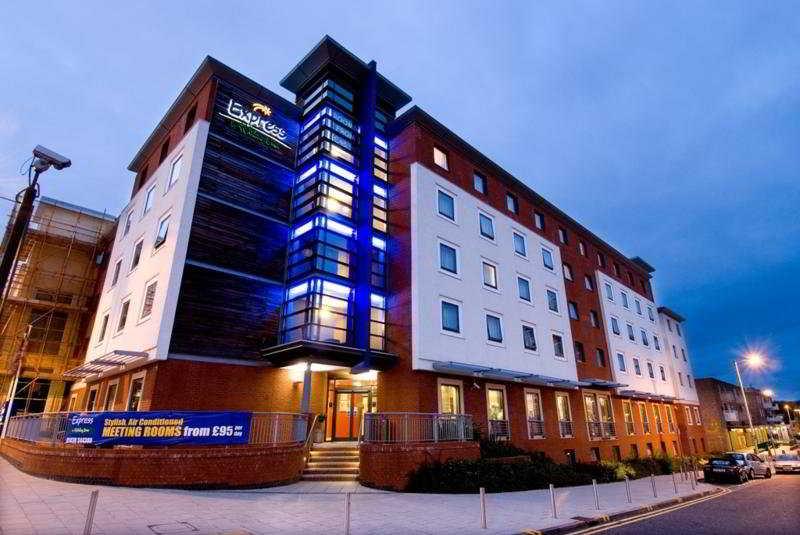 Holiday Inn Express Stevenage, An Ihg Hotel Экстерьер фото