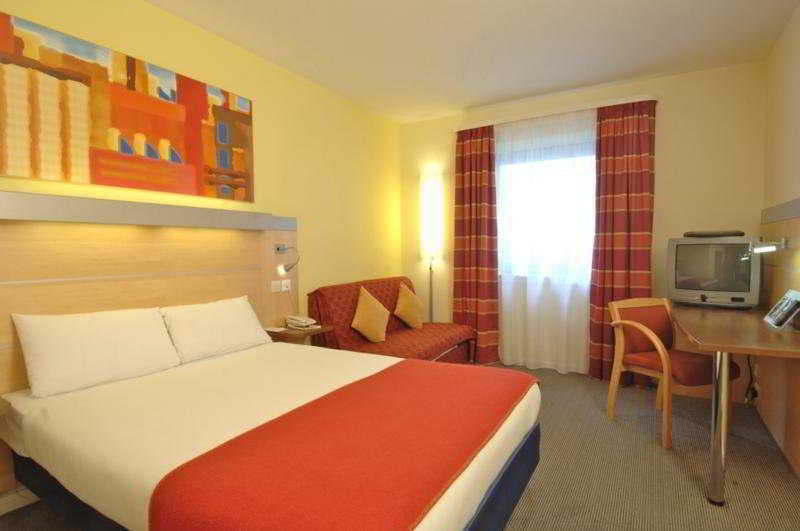 Holiday Inn Express Stevenage By Ihg Экстерьер фото