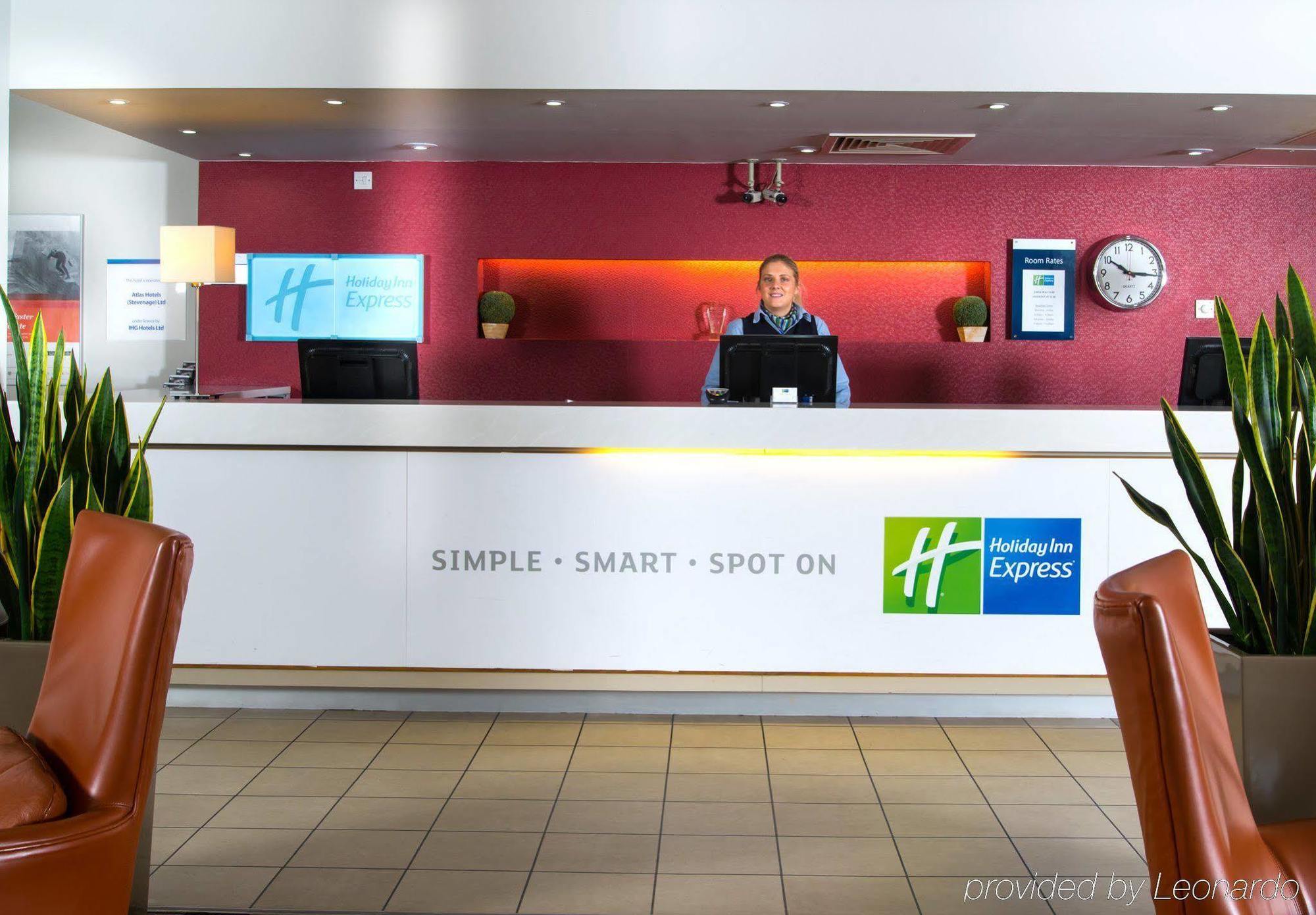 Holiday Inn Express Stevenage By Ihg Экстерьер фото