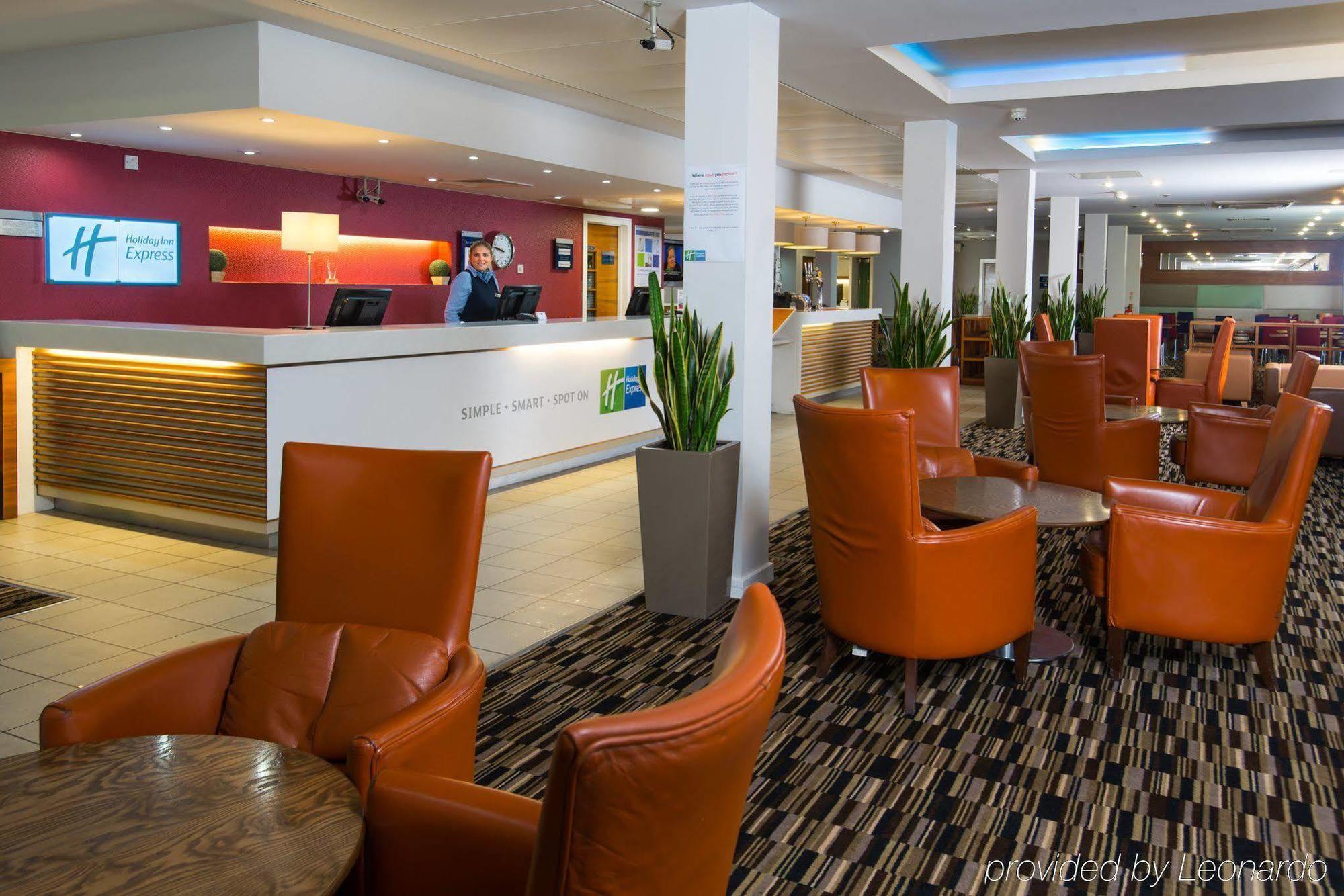 Holiday Inn Express Stevenage By Ihg Экстерьер фото