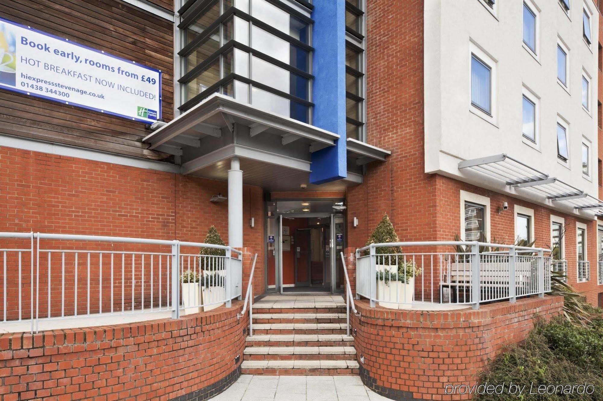 Holiday Inn Express Stevenage, An Ihg Hotel Экстерьер фото